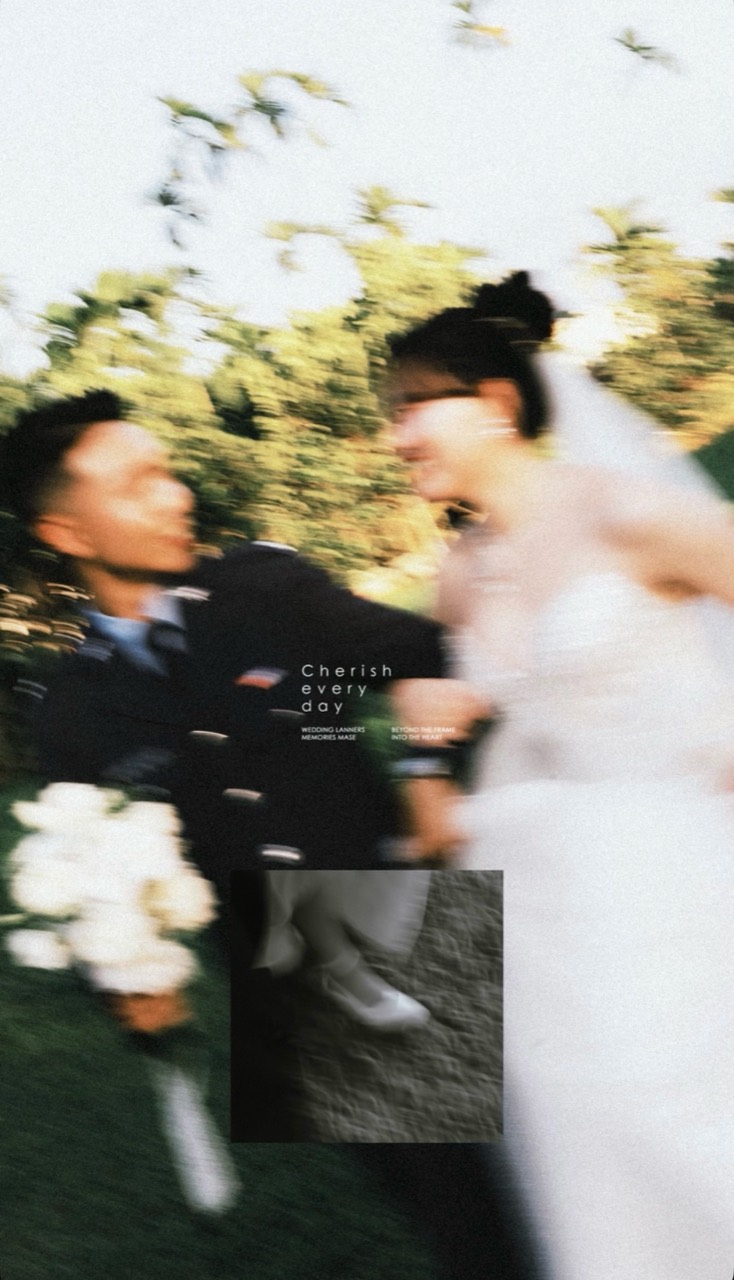 戶外新人與飄落花瓣的婚禮組照